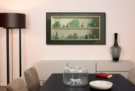 Romeins glas in kast van Henk Helmantel aan de wand