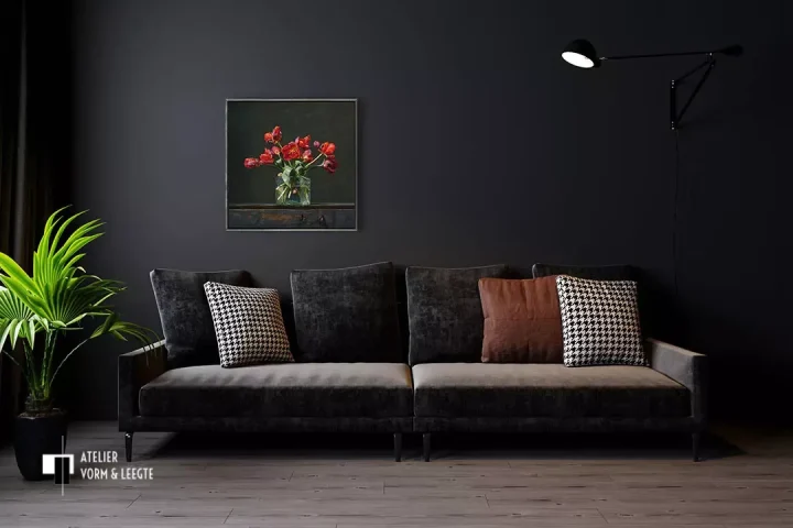 Stilleven met papegaaitulpen van Roman Reisinger aan de wand