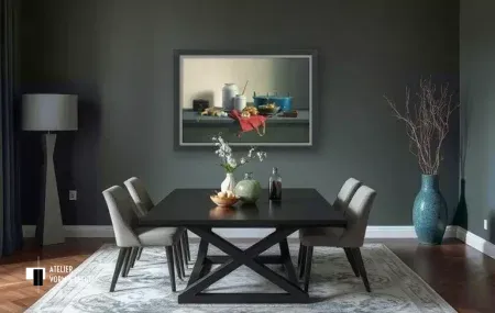 Stilleven met rode tas van Henk Helmantel aan de wand