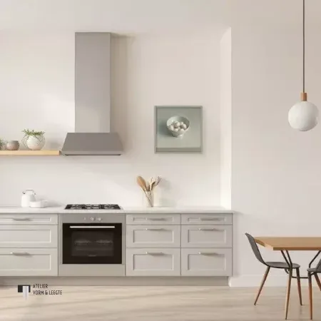 Witte porseleinen kom met eieren van Henk Helmantel aan de wand - in Vienna wit-zilver