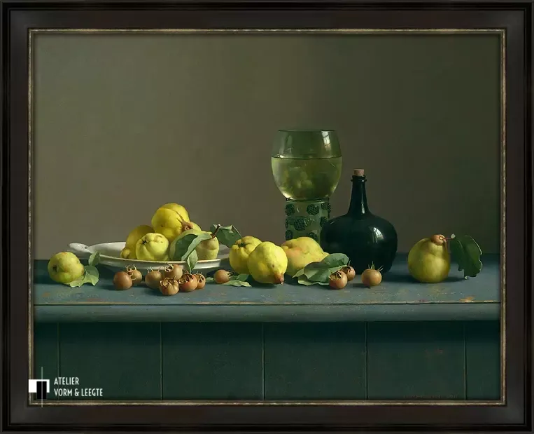 Stilleven met grote roemer en kweeperen - Henk Helmantel - in sierlijst Epoque zwart-zilver 50mm
