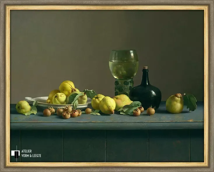 Stilleven met grote roemer en kweeperen - Henk Helmantel - in sierlijst Villa grijs goud 35mm