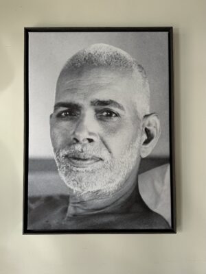 Eye Contact - Ramana Maharshi - 50x70cm - in baklijst Veneer donkergrijs
