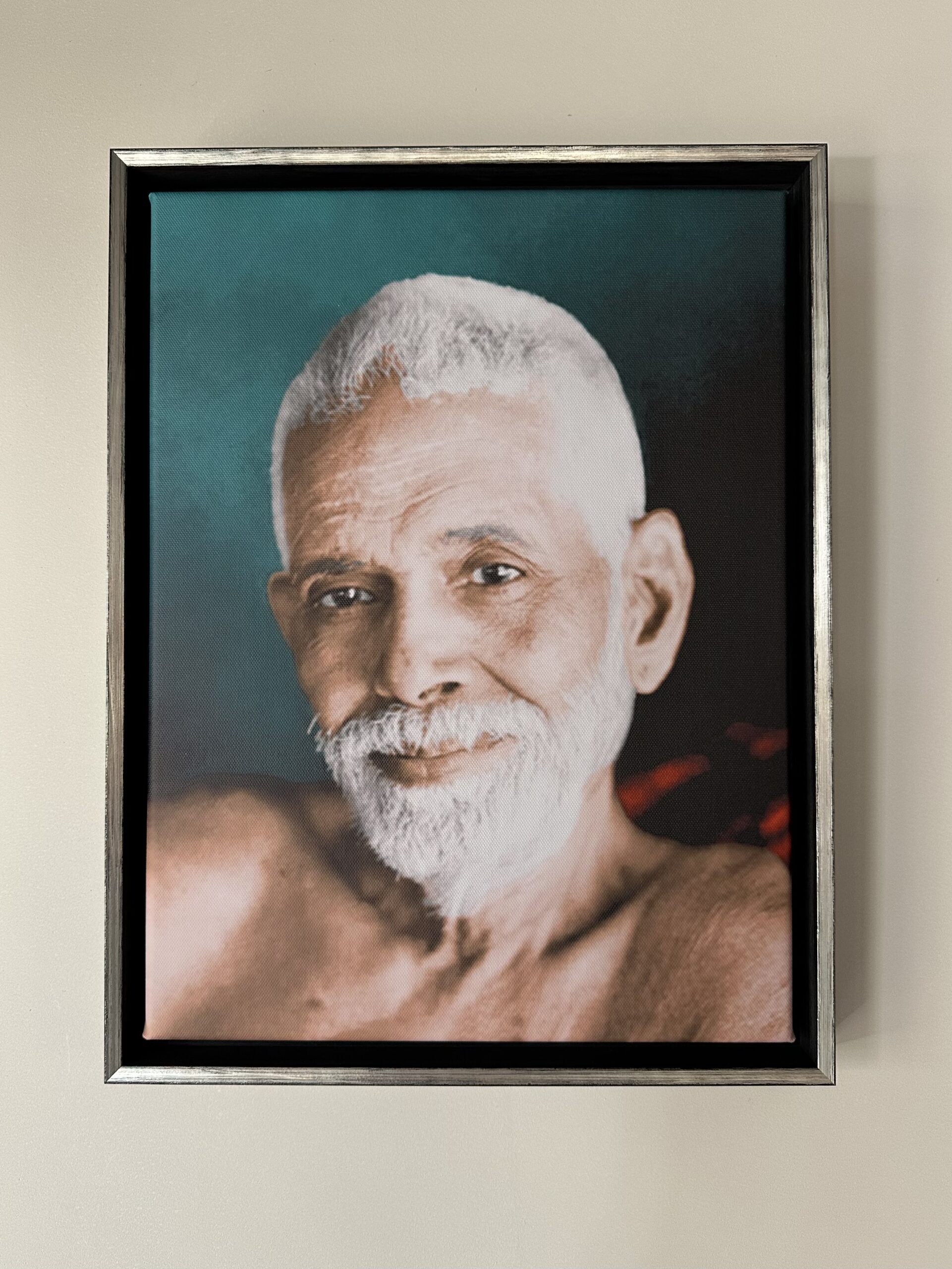 Introspection in Aqua - Ramana Maharshi - in 30 x 40 cm - in baklijst Shape zwart-zilver
