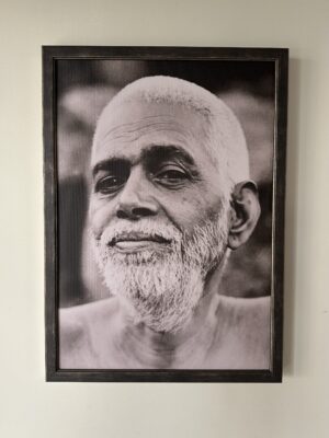 Seen by the Guru in sepia - Ramana Maharshi - 35x50cm - in Elite zilverzwart