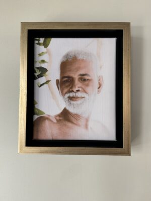 To Look Down - Ramana Maharshi - 20 x 25 cm - in baklijst Big John zwart-goud