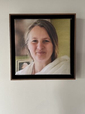 Emilia in Oneness - 20x20cm - in Lumiere baklijst walnoot-zwart 5mm