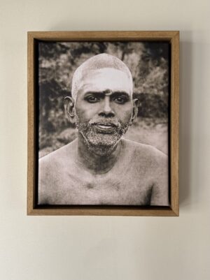 Vibhuti sepia - Ramana Maharshi - 20 x 25 cm - in baklijst Atelier hout eikenkleur 10mm